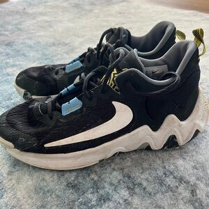 Nike Giannis Black and White Size 6